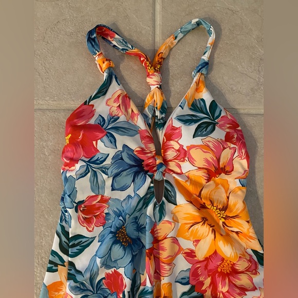 NWOT Floral Knot One Piece Swimsuit - Size Medium - Picture 3 of 12